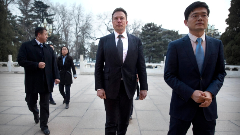 El CEO de Tesla, Elon Musk (C), llega para una reunión con el primer ministro chino, Li Keqiang, en el complejo de liderazgo Zhongnanhai en Beijing el 9 de enero de 2019. (Mark Schiefelbein /AFP vía Getty Images)
