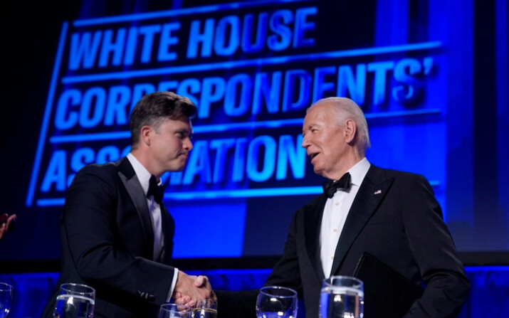 El presidente Joe Biden (derecha) presenta al anfitrión Colin Jost en la cena de la Asociación de Corresponsales de la Casa Blanca, en el Washington Hilton, en Washington, el 27 de abril de 2024. (Manuel Balce Ceneta/AP)
