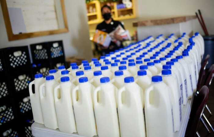 Contenedores de leche en El Paso, Texas, el 17 de marzo de 2021. (José Luis González/Reuters)