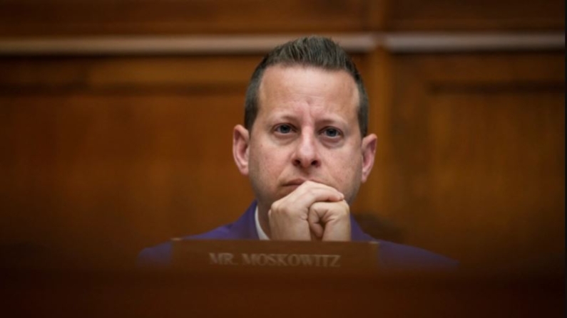 El representante Jared Moskowitz escucha durante una audiencia del Comité de Supervisión de la Cámara en el Capitolio, el 26 de julio de 2023. (Drew Angerer/Getty Images)