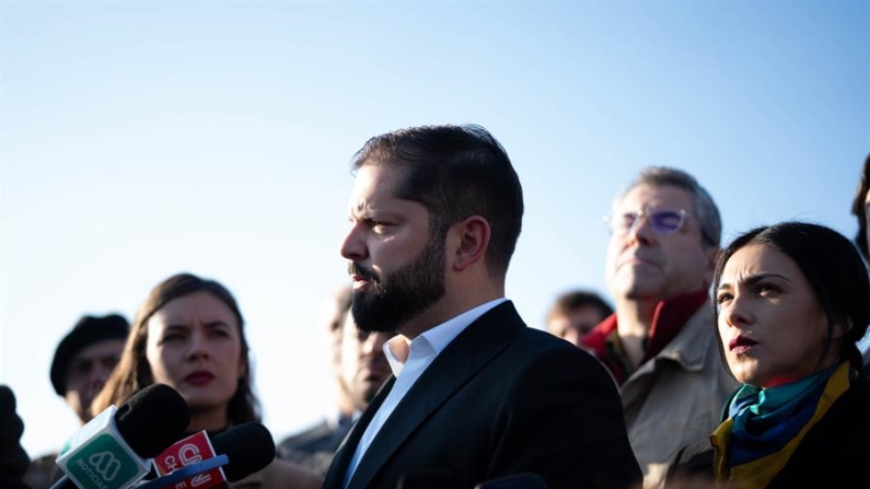 Fotografía cedida por Presidencia de Chile del mandatario, Gabriel Boric (c), hablando con la prensa desde el grupo 10 de la Fuerza Aérea de Chile desde dónde viajará al lugar del atentado a Carabineros en la región del BíoBío, el 27 de abril de 2024 en Santiago (Chile). EFE/ Presidencia de Chile