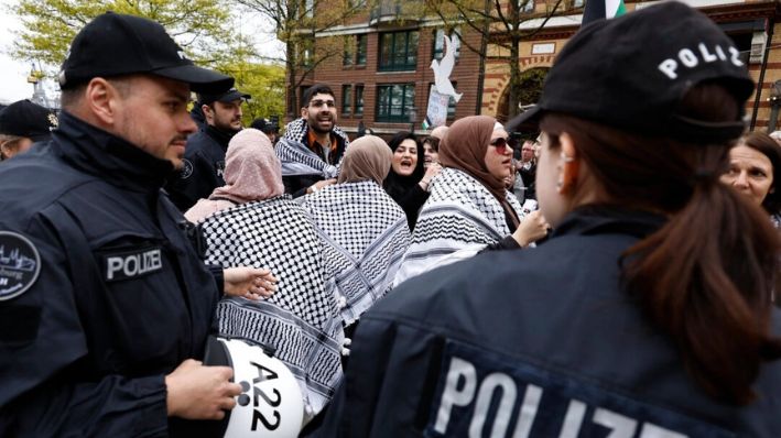 Manifestantes pro palestinos se manifiestan durante el evento de lanzamiento de la campaña electoral europea del SPD en Hamburgo, Alemania, el 27 de abril de 2024. (Morris MacMatzen/Getty Images)