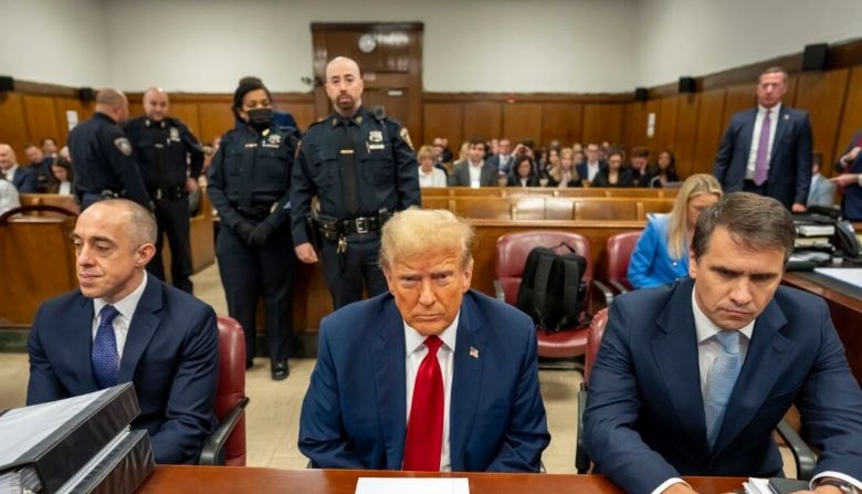 El expresidente Donald Trump (C) comparece ante el tribunal con sus abogados Emil Bove (I) y Todd Blanche (D) durante su juicio en la Corte Penal de Manhattan, en Nueva York, el 25 de abril de 2024. (Mark Peterson-Pool/Getty Images)