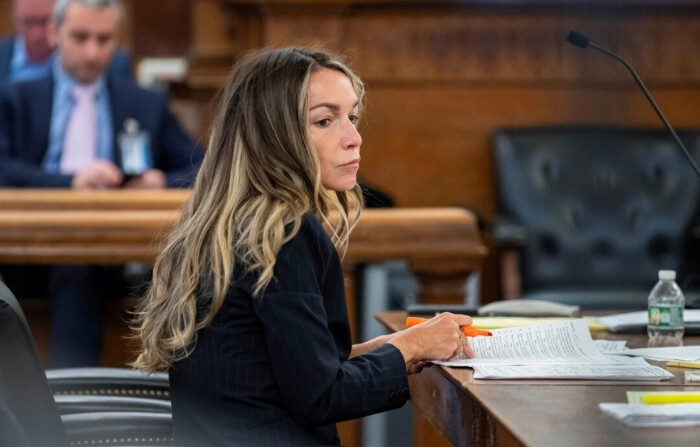 Karen Read sale del Tribunal Superior de Norfolk tras un día de selección del jurado en Dedham, Massachusetts, el 17 de abril de 2024. (Steven Senne/Foto AP)