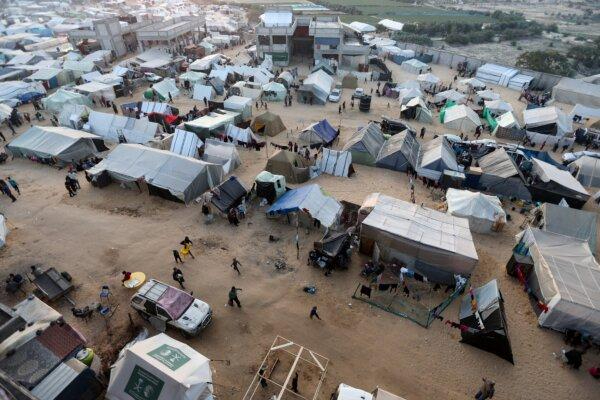 Palestinos desplazados, que huyeron de sus hogares debido a los ataques israelíes, se refugian en un campamento de tiendas de campaña, en medio del actual conflicto entre Israel y Hamás, en Rafah, sur de la Franja de Gaza, el 31 de diciembre de 2023. (Ibraheem Abu Mustafa/Reuters)