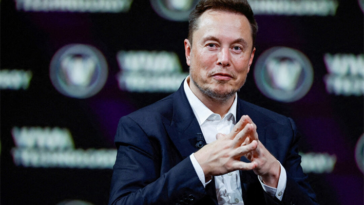 Elon Musk, director ejecutivo de SpaceX y Tesla, gesticula mientras asiste a una conferencia en el centro de exposiciones Porte de Versailles en París, Francia, el 16 de junio de 2023. (Gonza