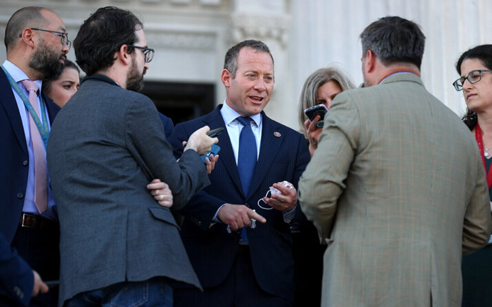 El representante Josh Gottheimer (D-N.Y.) habla con periodistas afuera del Capitolio de EE.UU., el 30 de septiembre de 2021. (Mandel Ngan/AFP vía Getty Images)