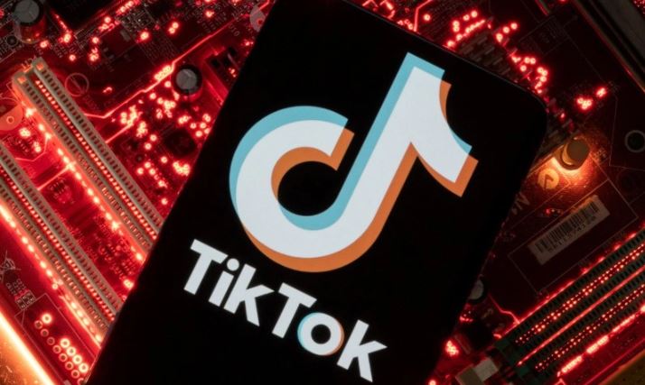 Un teléfono con el logotipo de TikTok se coloca en la placa base de un ordenador en esta ilustración del 23 de febrero de 2023. (Dado Ruvic/Reuters)