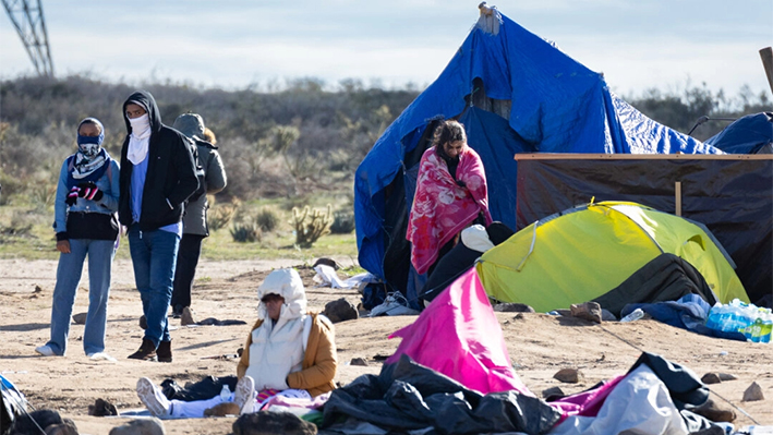 Inmigrantes ilegales en un campamento tras cruzar la frontera de Estados Unidos en Jacoumba, California, el 3 de febrero de 2024. (John Fredricks/The Epoch Times)

