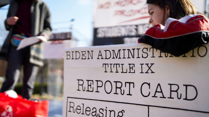Concentración frente a la Casa Blanca para presionar a la administración Biden para que publique la tan esperada norma final del Título IX, el 5 de diciembre de 2023. (Leigh Vogel/Getty Images)