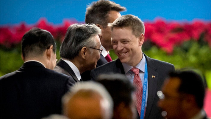 Matt Pottinger, asistente especial del presidente de Estados Unidos, Donald Trump, y director principal del Consejo de Seguridad Nacional (NSC) para Asia Oriental, a la derecha, llega a la ceremonia de apertura del Foro de la Franja y la Ruta en el Centro Nacional de Convenciones de China (CNCC) en Beijing, el 14 de mayo de 2017. (Mark Schiefelbein - Pool/Getty Images)
