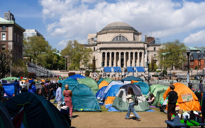 La gente camina por el campamento pro-palestino en la Universidad de Columbia, en Nueva York, el 26 de abril de 2024. (Adam Gray/Getty Images)