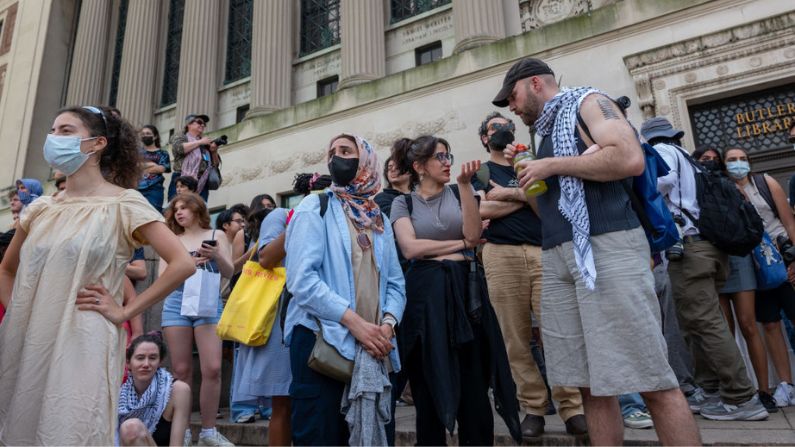 Partidarios propalestinos se manifiestan en un campamento de protesta en el campus de la Universidad de Columbia el 29 de abril de 2024 en la ciudad de Nueva York. (Foto de Spencer Platt/Getty Images)