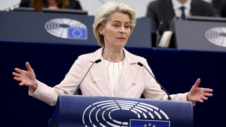 La presidenta de la Comisión Europea, Ursula von der Leyen, pronuncia un discurso durante una sesión plenaria en el Parlamento Europeo en Estrasburgo, este de Francia, el 23 de abril de 2024. (Frederick Florin/AFP vía Getty Images)
