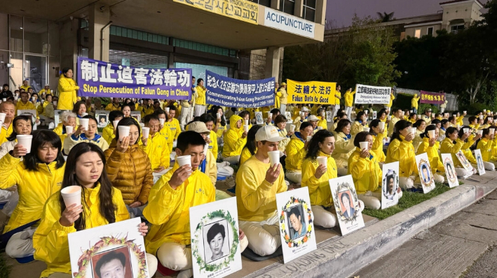 Seguidores de Falun Gong celebran una vigilia con velas frente al consulado chino para conmemorar el 25 aniversario del llamamiento pacífico de 10.000 personas en China, en Los Ángeles, California, el 21 de abril de 2024. (Linda Jiang/The Epoch Times)