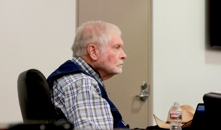 George Alan Kelly escucha a la fiscalía durante los argumentos de apertura en el juicio en su contra en la Corte Superior del Condado de Santa Cruz en Nogales, Arizona, el 22 de marzo de 2024. (Angela Gervasi/Nogales Internacional vía AP, Pool)