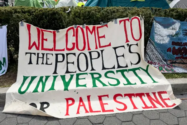 Estudiantes de la Universidad de Columbia protestan contra el conflicto entre Israel y Gaza en la Universidad de Columbia en Nueva York, el 27 de abril de 2024. (Emel Akan/The Epoch Times)