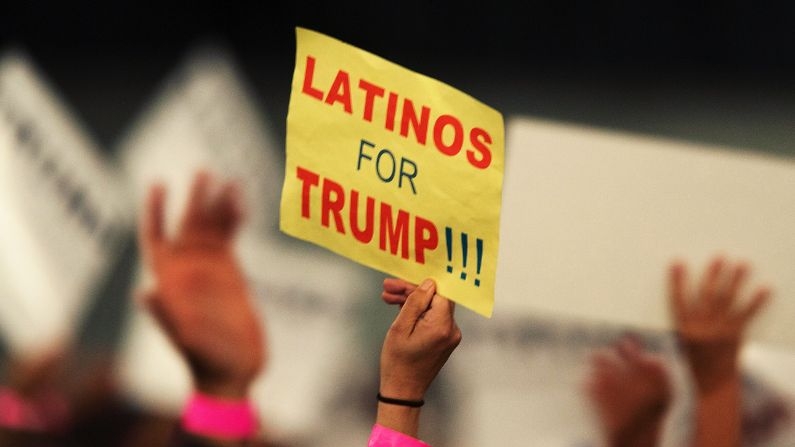 Una mujer sostiene un cartel expresando apoyo latino al candidato presidencial republicano Donald Trump en su mitin de campaña en el Orange County Fair and Event Center, el 28 de abril de 2016, en Costa Mesa, California. ( DAVID MCNEW/AFP via Getty Images)