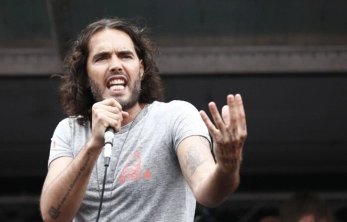 El cómico británico Russell Brand habla a los manifestantes tras una marcha contra los recortes de gastos y las medidas de austeridad del Gobierno británico en Londres, el 20 de junio de 2015. (Justin Tallis/AFP vía Getty Images)