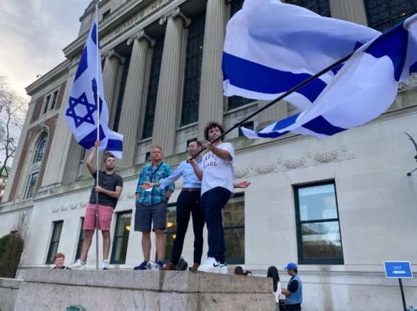 David Lederer, estudiante judío de la Universidad de Columbia (camisa de vestir de cuello azul), y su hermano (polera negra) apoyan a Israel en el campus de Columbia el 29 de abril de 2024 (Enrico Trigoso/The Epoch Times)