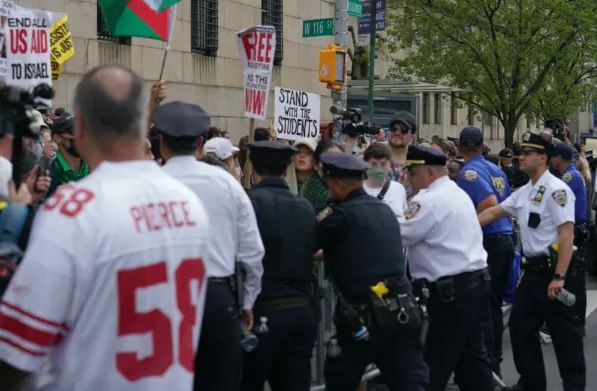 La policía controla las barricadas en el exterior de la Universidad de Columbia tras la detención de una manifestante el 29 de abril de 2024. (Enrico Trigoso/The Epoch Times)