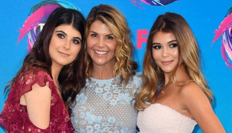 Isabella Giannulli, Lori Loughlin y Olivia Giannulli asisten a los Teen Choice Awards 2017 en el Galen Center de Los Ángeles, California, el 13 de agosto de 2017. (Frazer Harrison/Getty Images)
