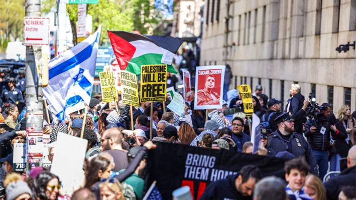 Manifestantes propalestinos y proisraelíes se enfrentan frente a la entrada de la Universidad de Columbia en Nueva York, el 22 de abril de 2024. (Charly Triballeau/AFP vía Getty Images)

