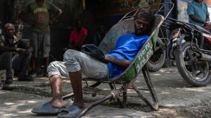 Un hombre duerme una siesta en una carretilla en Puerto Príncipe, Haití, el domingo 28 de abril de 2024. (Foto AP/Ramon Espinosa)