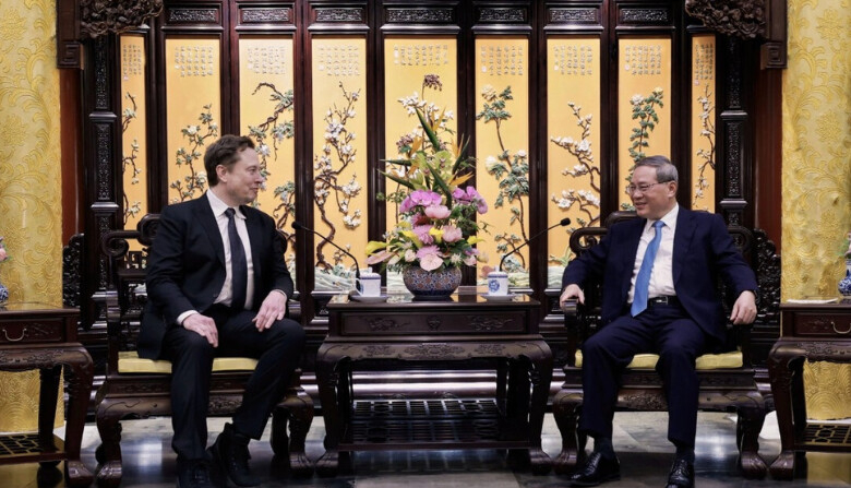 El fundador y consejero delegado de Tesla, Elon Musk (i), se reúne con el chino Li Qiang (d) en Pekín, el 28 de abril de 2024. (Wang Ye/Xinhua vía AP)