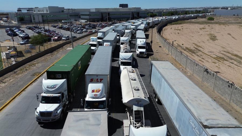 Fotografía aérea donde se observan filas de camiones en espera para cruzar hacia EE.UU., el 29 de abril de 2024, en Ciudad Juárez, Chihuahua (México). EFE/ Luis Torres