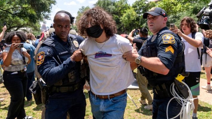 Policías de la Universidad de Texas arrestan a un manifestante pro-palestino en la Universidad de Texas en Austin, Texas, el 29 de abril de 2024. (Suzanne Cordeiro/AFP vía Getty Images)