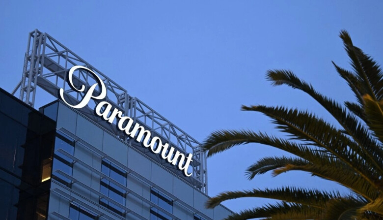 El logotipo de Paramount se muestra en Columbia Square a lo largo de Sunset Blvd. en Hollywood, California, el 9 de marzo de 2023. (Patrick T. Fallon/AFP vía Getty Images)