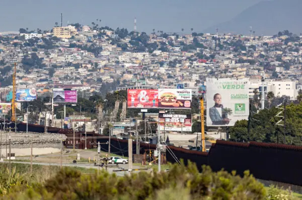 Tijuana, México vista desde el muro fronterizo de Estados Unidos en San Ysidro, California, el 11 de abril de 2024. (John Fredricks/The Epoch Times)