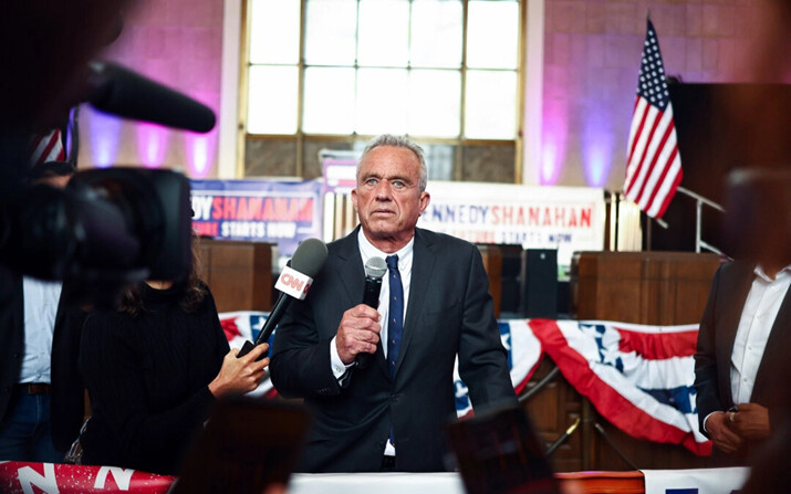 El candidato presidencial independiente Robert F. Kennedy Jr. habla con los medios, en Los Ángeles, el 30 de marzo de 2024. (Mario Tama/Getty Images)