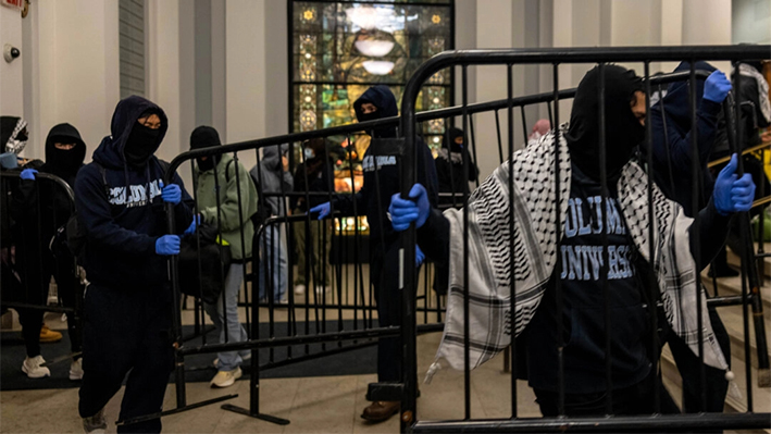 Manifestantes que apoyan a los palestinos de Gaza se atrincheran en Hamilton Hall, un edificio académico que ha sido ocupado en anteriores movimientos estudiantiles, en Nueva York el 30 de abril de 2024. (Alex Kent/Getty Images)
