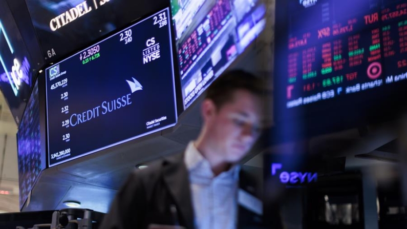 Fotografía de archivo de Wall Street, que abre en rojo este martes 30 de abril de 2024 y el Dow Jones cae un 1.49 %. EFE/Justin Lane