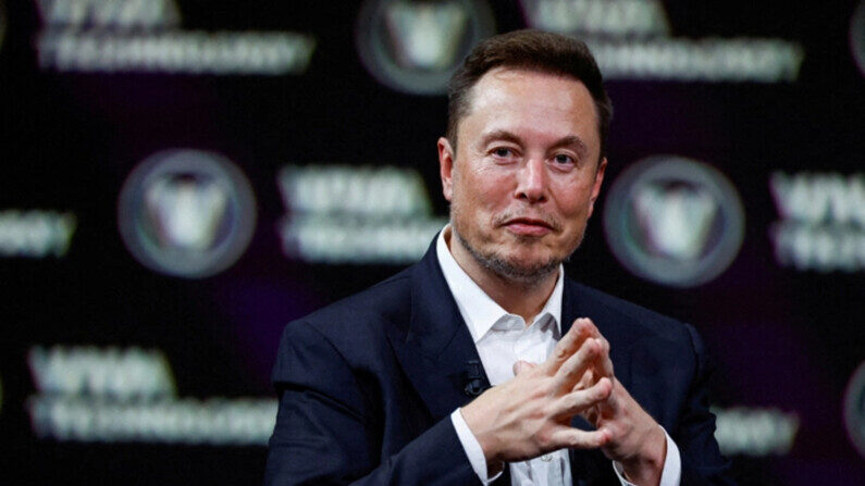 Elon Musk, director ejecutivo de SpaceX y Tesla, hace un gesto mientras asiste a una conferencia en el centro de exposiciones Porte de Versailles, en París, Francia, el 16 de junio de 2023. (Gonzalo Fuentes/Reuters)