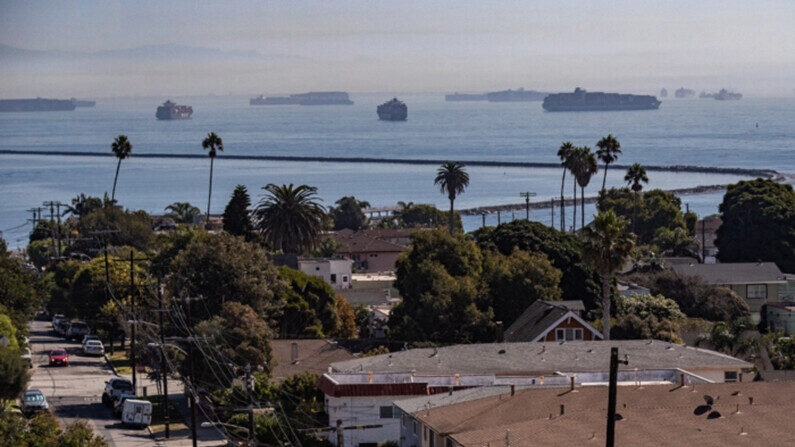 Barcos esperan ingresar a los puertos de Los Ángeles y Long Beach el 14 de octubre de 2021, un mes antes de que el puerto más grande de Estados Unidos se viera abrumado por una carga que se no pudo descargar y sacar durante semanas. (John Fredricks/The Epoch Times)
