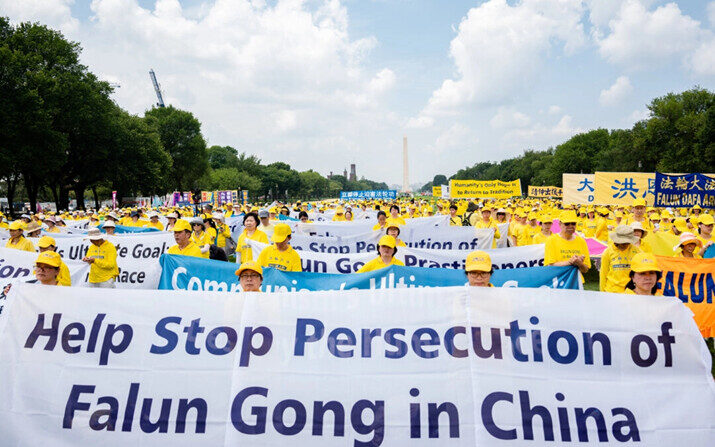 Practicantes de Falun Dafa participan en una manifestación para conmemorar el 24° aniversario de la persecución a la disciplina espiritual por parte del régimen chino, en el National Mall de Washington, el 20 de julio de 2023. (Samira Bouaou/The Epoch Times)
