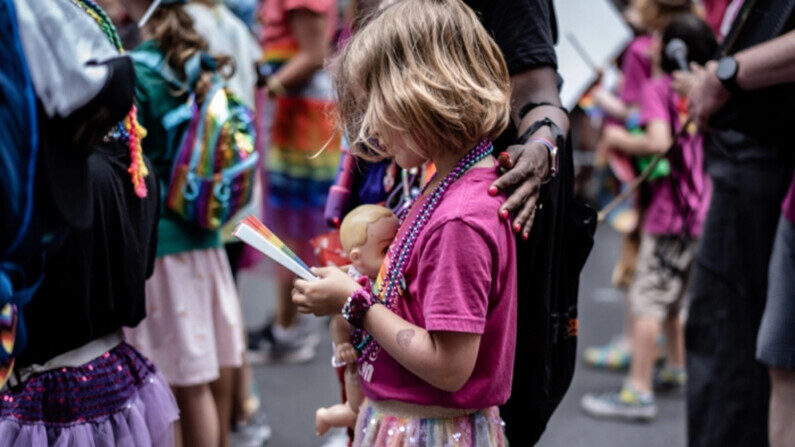 Una niña en la Marcha del Orgullo anual de la ciudad de Nueva York, el 25 de junio de 2023. (Samira Bouaou/The Epoch Times)
