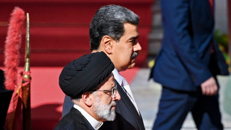 El presidente iraní, Ebrahim Raisi (izq.), se reúne con el líder venezolano, Nicolás Maduro, en el Palacio Presidencial de Miraflores, en Caracas, el 12 de junio de 2023. (Yuri Cortez/AFP vía Getty Images)