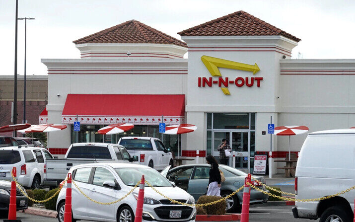 Un restaurante In-N-Out Burger en Oakland, California, el 23 de enero de 2024. La cadena de comida rápida In-N-Out Burger está cerrando uno de sus restaurantes rentables debido a la alta criminalidad en el área, como robos de autos y robo a mano armada. (Justin Sullivan/Getty Images)