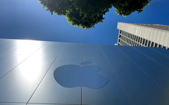 Un logotipo de Apple en el exterior de una Apple Store en San Francisco, el 4 de agosto de 2023. (Justin Sullivan/Getty Images)
