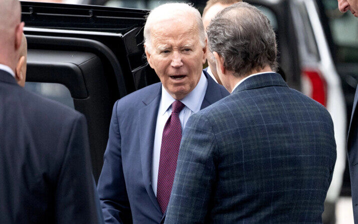 El presidente Joe Biden (centro) y su hijo Hunter Biden salen del restaurante The Ivy en Los Ángeles, el 4 de febrero de 2024. (Saul Loeb/AFP vía Getty Images)
