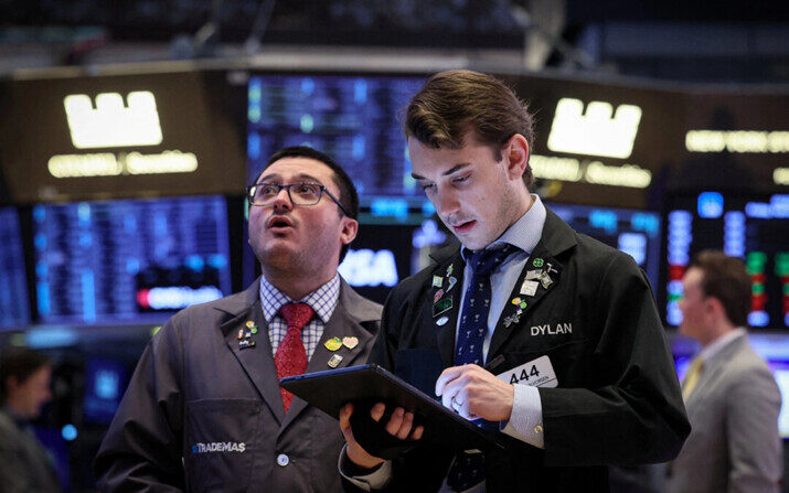 Traders en la Bolsa de Valores de Nueva York (NYSE), el 23 de febrero de 2024. (Brendan McDermid/Reuters)

