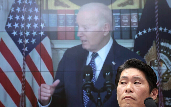 El exfiscal especial Robert K. Hur testifica frente a un vídeo del presidente Joe Biden durante una audiencia celebrada por el Comité Judicial de la Cámara de Representantes, en Washington, el 12 de marzo de 2024. (Win McNamee/Getty Images)