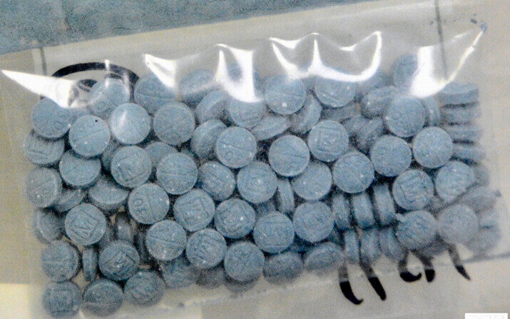 Heroína y fentanilo comprimidos en forma de pastillas. (Cortesía de la Administración de Control de Drogas de EE.UU.)
