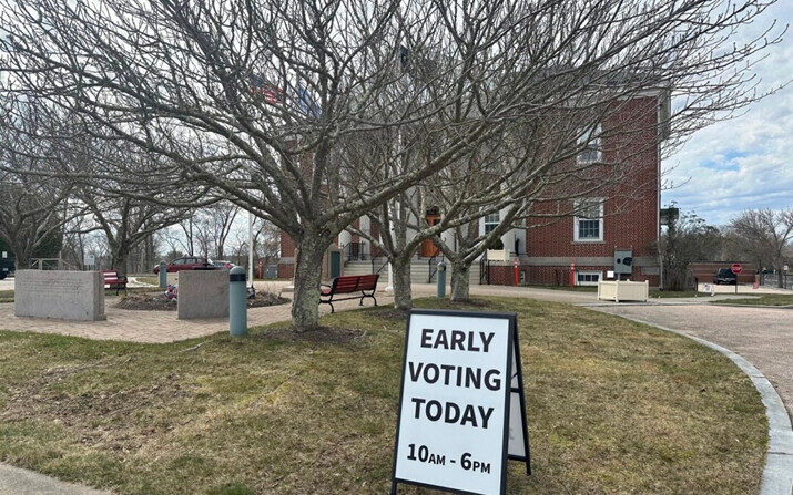 Fuera del Ayuntamiento de Stonington se colocó un cartel que les recuerda a los votantes que pueden emitir su voto anticipadamente en Stonington, Connecticut, el 27 de marzo de 2024, en las primarias presidenciales del 2 de abril en Connecticut. (Susan Haigh/Foto AP)