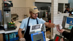 Nuevo salario mínimo de $20 para trabajadores de comida rápida en California comenzará el lunes