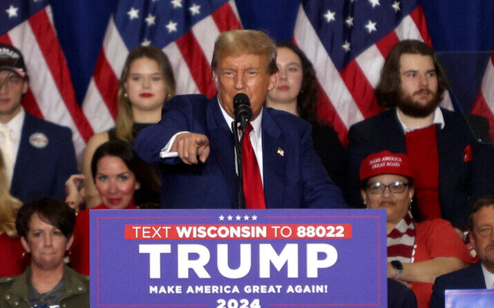 El expresidente y aspirante a la presidencia de 2024, Donald Trump, habla durante un mitin de campaña en el Hyatt Regency, en Green Bay, Wisconsin, el 2 de abril de 2024. (Alex Wroblewski/AFP vía Getty Images)